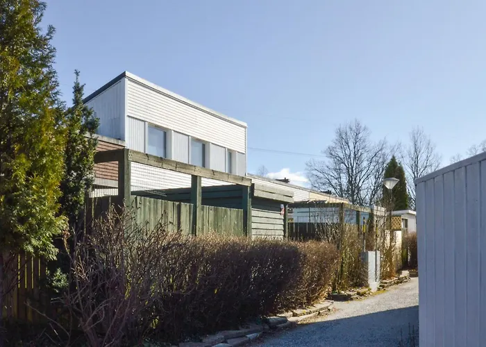 2 Bedroom Amazing Apartment In Skaerholmen