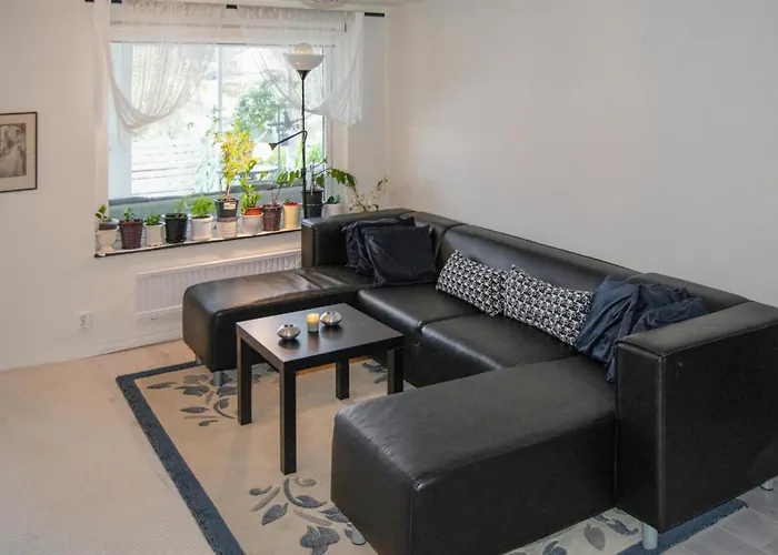 2 Bedroom Cozy Home In Skaerholmen