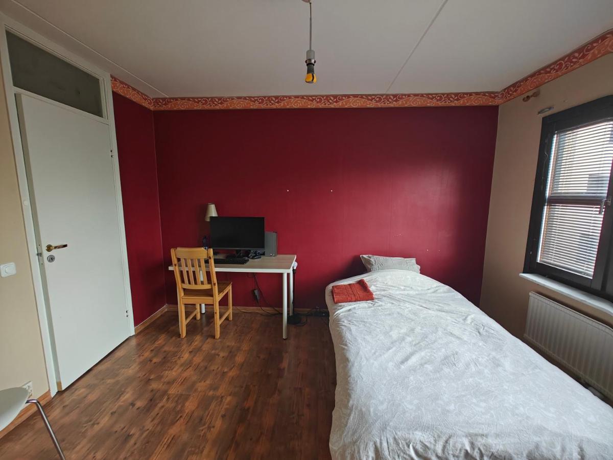 Homestay Large Room, Near Kista Galleria,