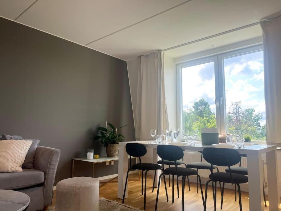 Trerumslaegenhet Belaegen Med Bubbelpool * Stockholm