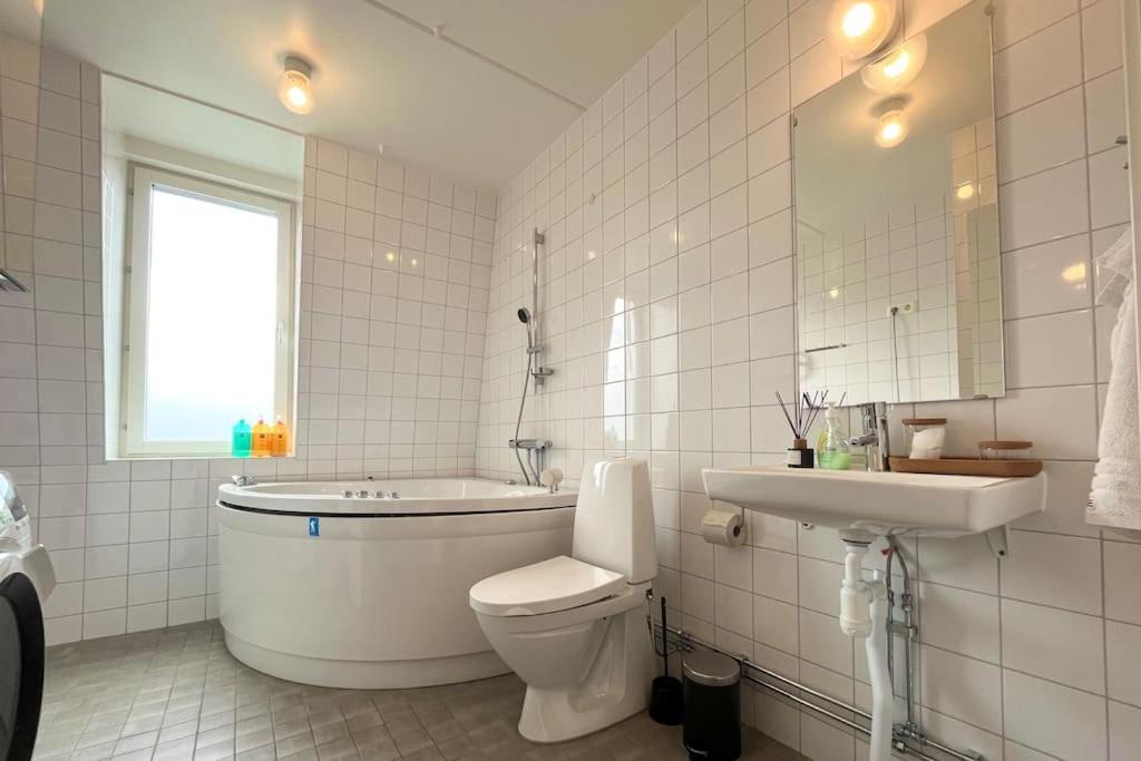 Trerumslaegenhet Belaegen Med Bubbelpool Apartment
