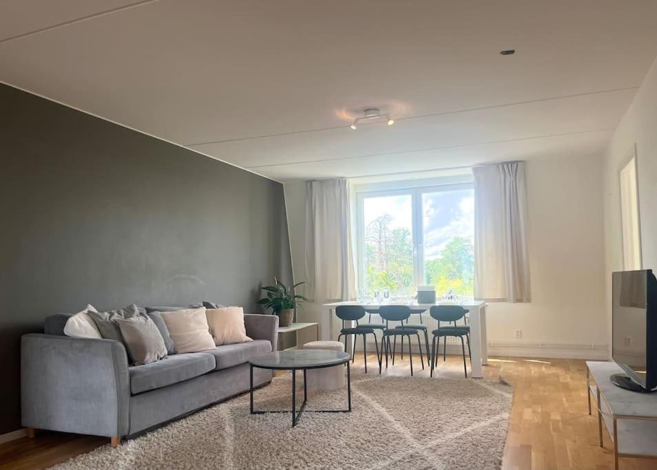 Apartment Trerumslaegenhet Belaegen Med Bubbelpool