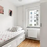 Spacious Apartment Close To Stockholm City & Mall