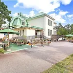 Rymlig Villa Naera Stad Och Natur