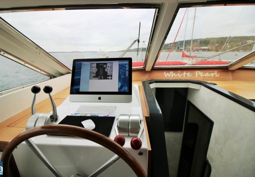 Botel Luxurious Yacht *