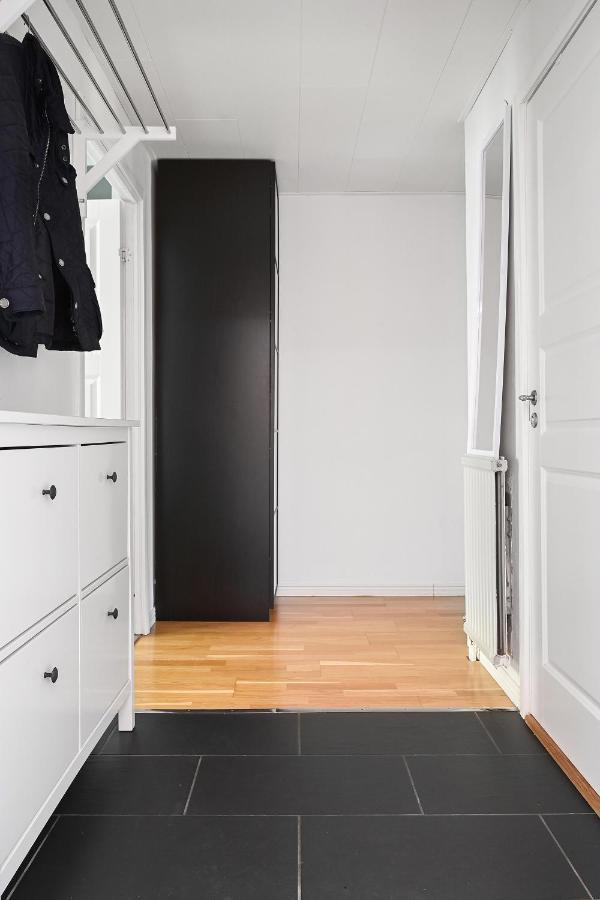 Vakantiehuis Sparkling Modern House In Kista - Close To