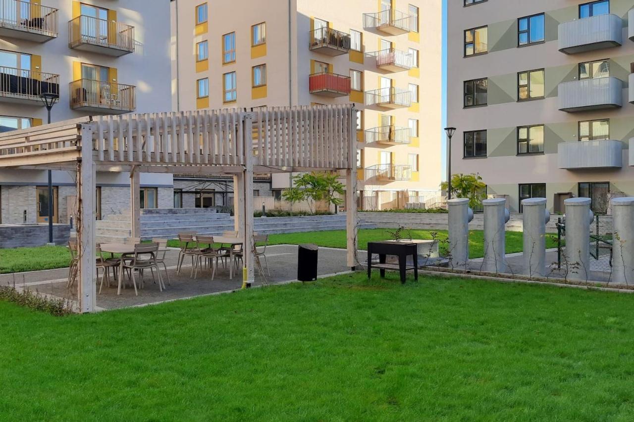 Lovely, Amazing, Modern +balcony +patio *