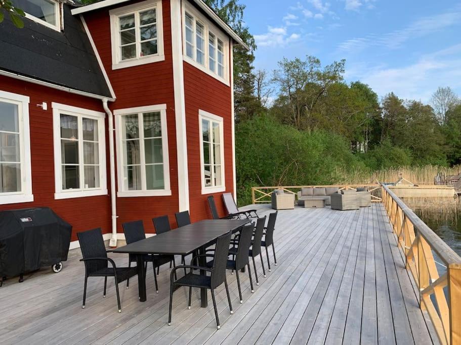 Holiday home Waterfront House With Jacuzzi & Jetty In *