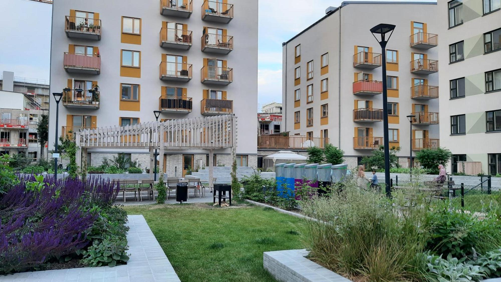Private In Shared Lovely, Amazing, Modern +garden +bbq Homestay