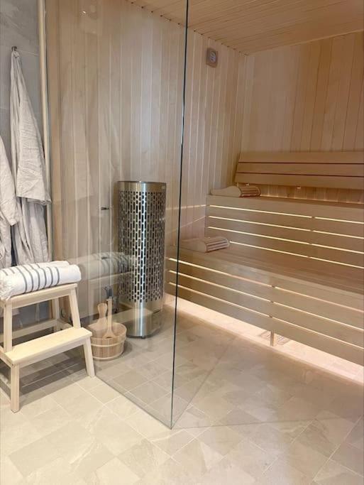 50 M2 Private House Near City, Pool Garden Sauna! * Estocolmo
