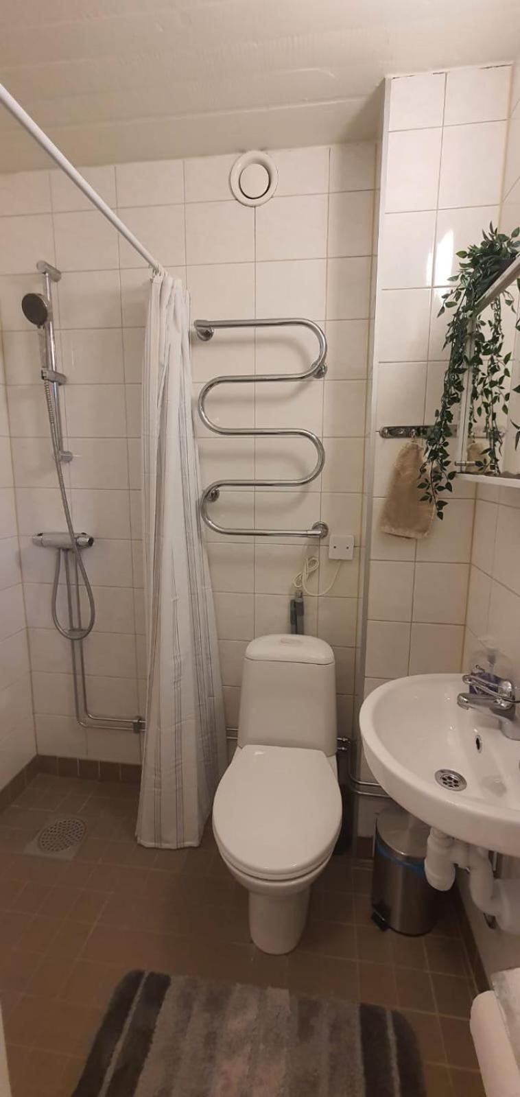 Beautiful Basement Apartment, Very Private And Close To The Metro *