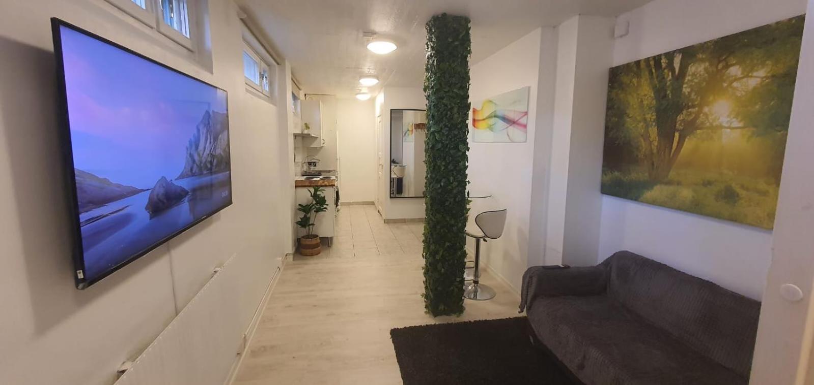 Beautiful Basement Apartment, Very Private And Close To The Metro * Stockholm