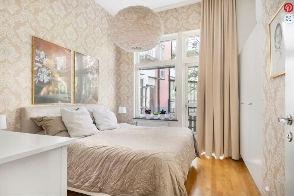 Med Enorm Takhoejd Apartment Stockholm