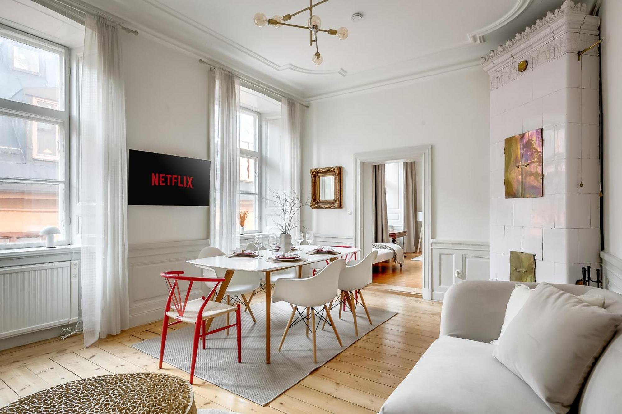 3br Central- Royal Castle & Old Town At Your Door! *