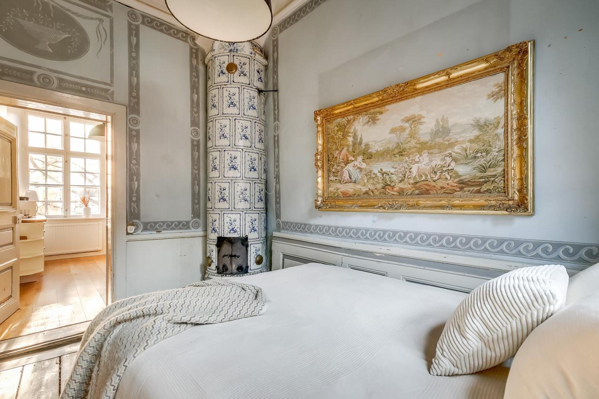 3br Central- Royal Castle & Old Town At Your Door!