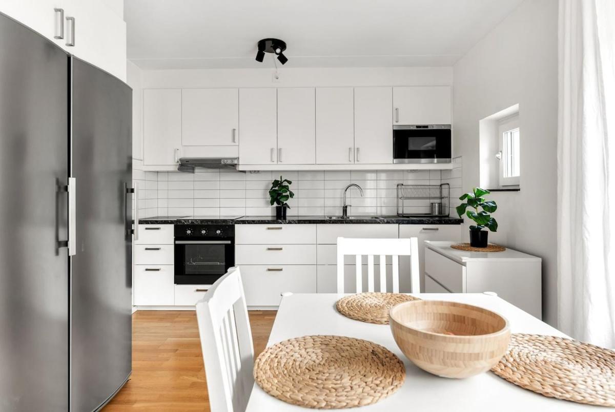 Apartment Spacious Close To & Mall Stockholm