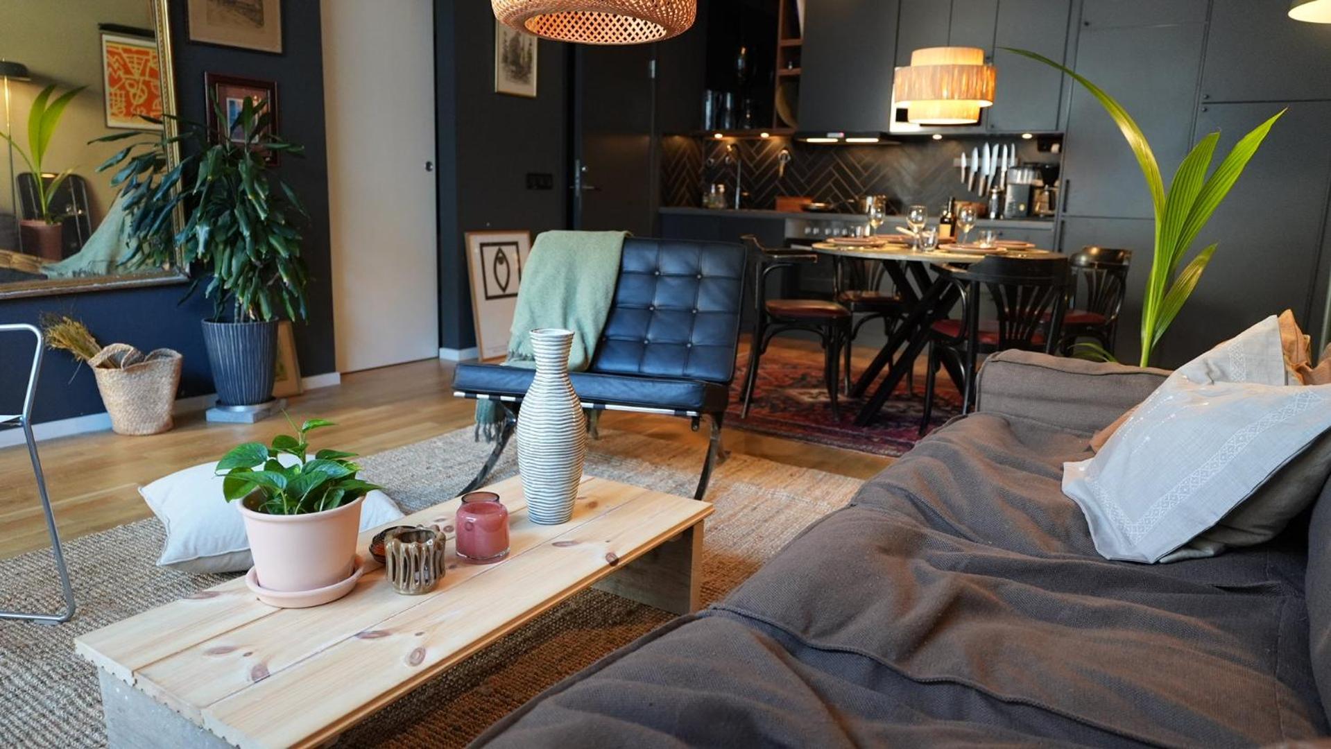 Stylish Fotsteps To Restaurants And Close To The