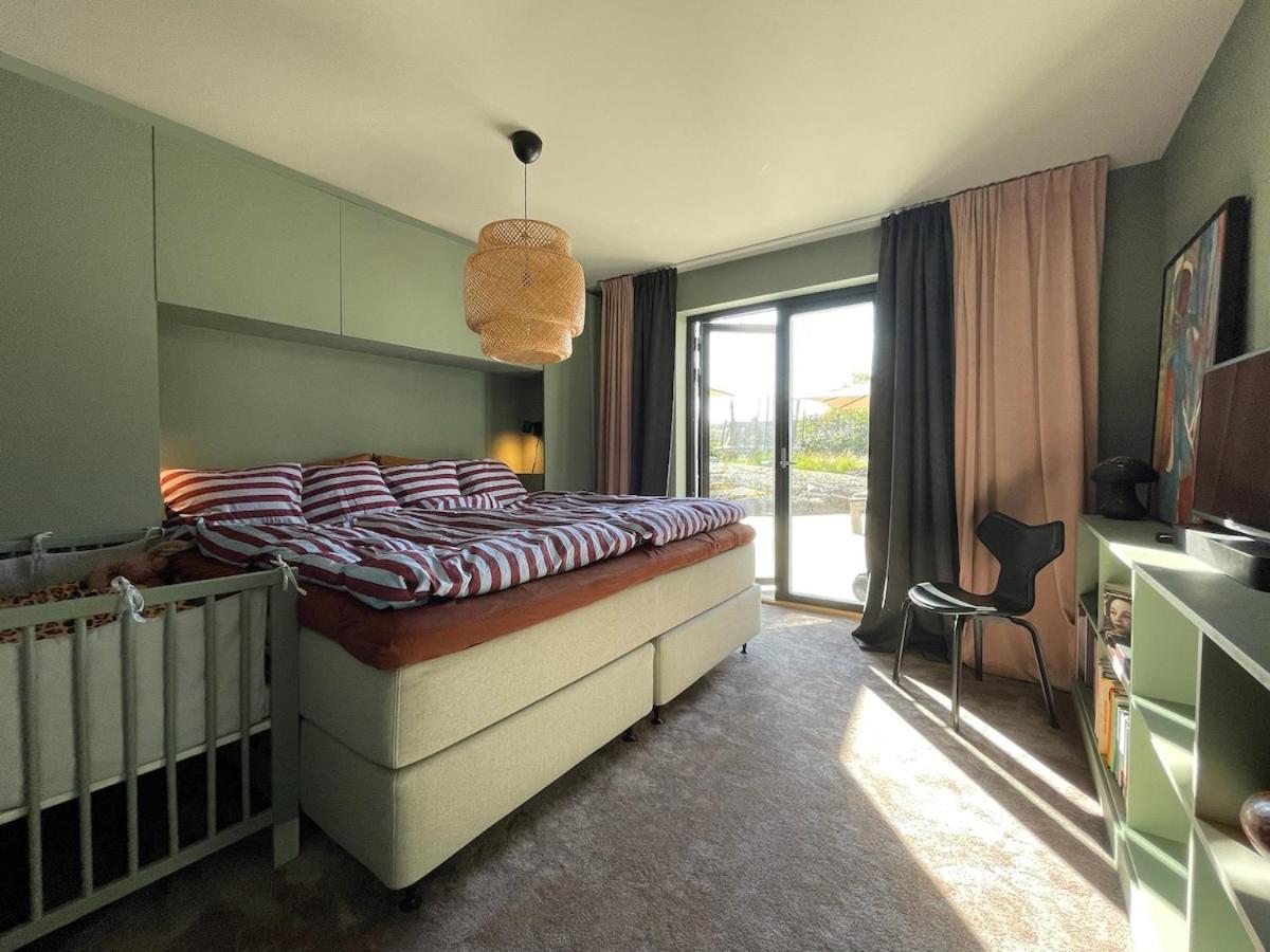Villa Modern Near With 4 Bedrooms