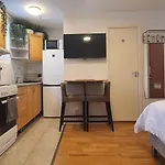 Studio Apartment Near Metro And Forest!