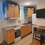 Studio Apartment Near Metro And Forest!