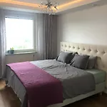 Vackert Nyrenoverad Laegenhet