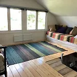 Charmig stuga av rustik stil i Stockholms område