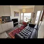 Room In Central Apartement With Sea View