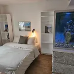 Central Room With Private Entrance And Ensuite Bathroom