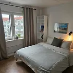 Central Room With Private Entrance And Ensuite Bathroom