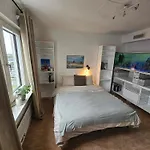 Central Room With Private Entrance And Ensuite Bathroom
