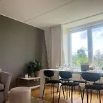 Trerumslaegenhet Centralt Belaegen Med Bubbelpool