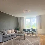 Trerumslaegenhet Centralt Belaegen Med Bubbelpool