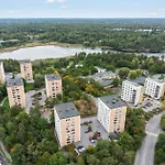 Vackert Nyrenoverad Laegenhet