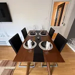 Spacious Apartment Near The Subway