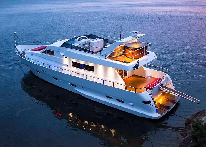 1-3 Bed Cabin On A Luxurious Yacht