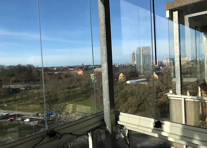 Hoegst Upp Med Balkong I Soederlaege