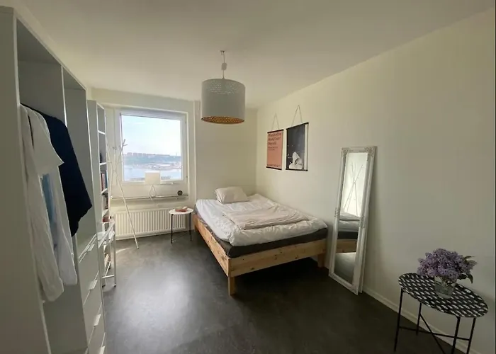 Room In Central Apartement With Sea View
