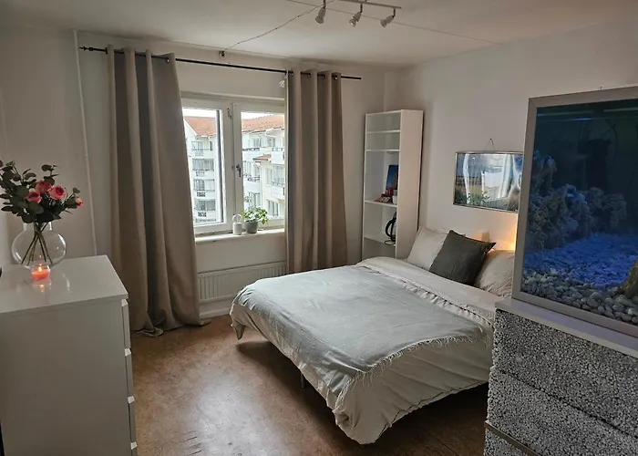 Central Room With Private Entrance And Ensuite Bathroom