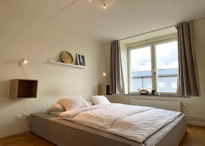Trerumslaegenhet Centralt Belaegen Med Bubbelpool