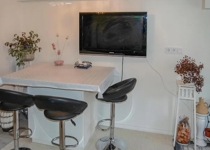 2 Bedroom Cozy Home In Skaerholmen