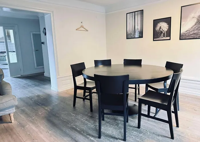 Spacious Flat For Large Group