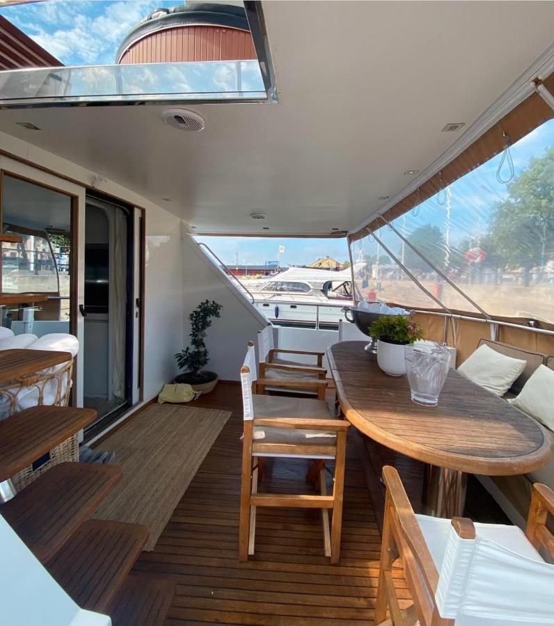 1-3 Bed On A Luxurious Yacht