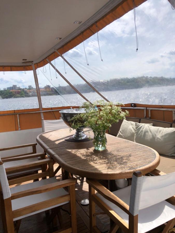 1-3 Bed On A Luxurious Yacht Båthotell