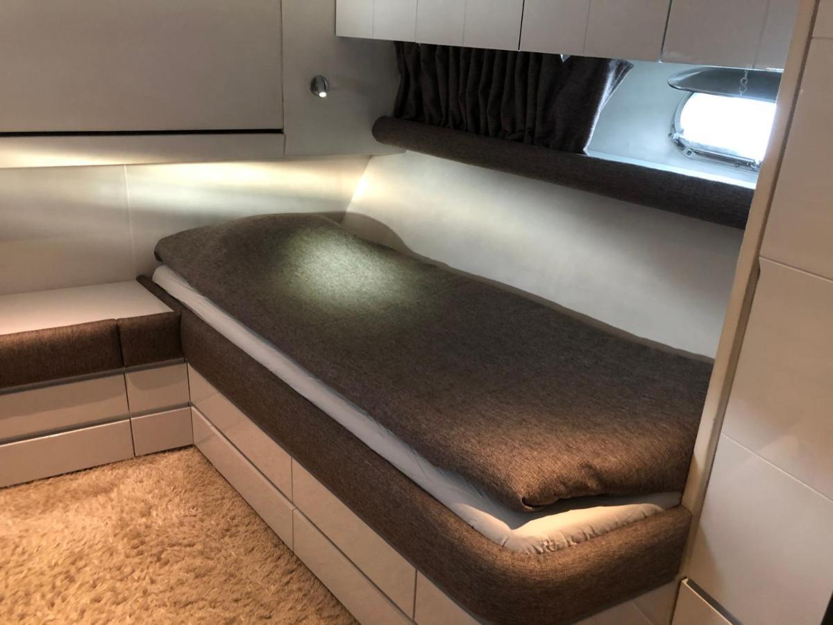 1-3 Bed On A Luxurious Yacht Båthotell