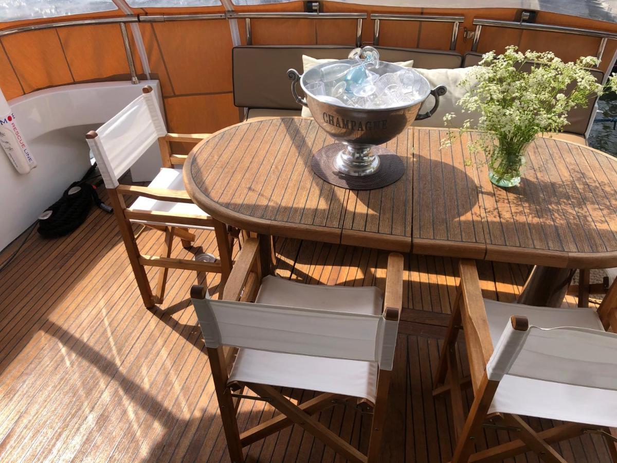 1-3 Bed On A Luxurious Yacht Båthotell