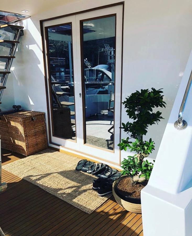1-3 Bed On A Luxurious Yacht Båthotell