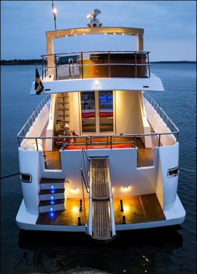 1-3 Bed On A Luxurious Yacht Båthotell