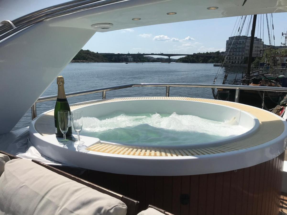 1-3 Bed On A Luxurious Yacht Båthotell