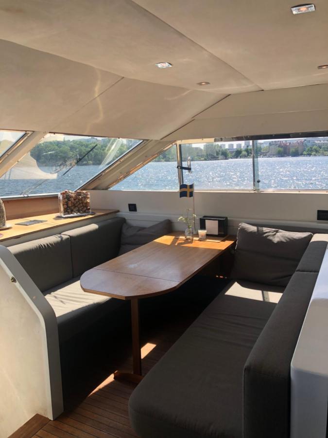 1-3 Bed On A Luxurious Yacht *
