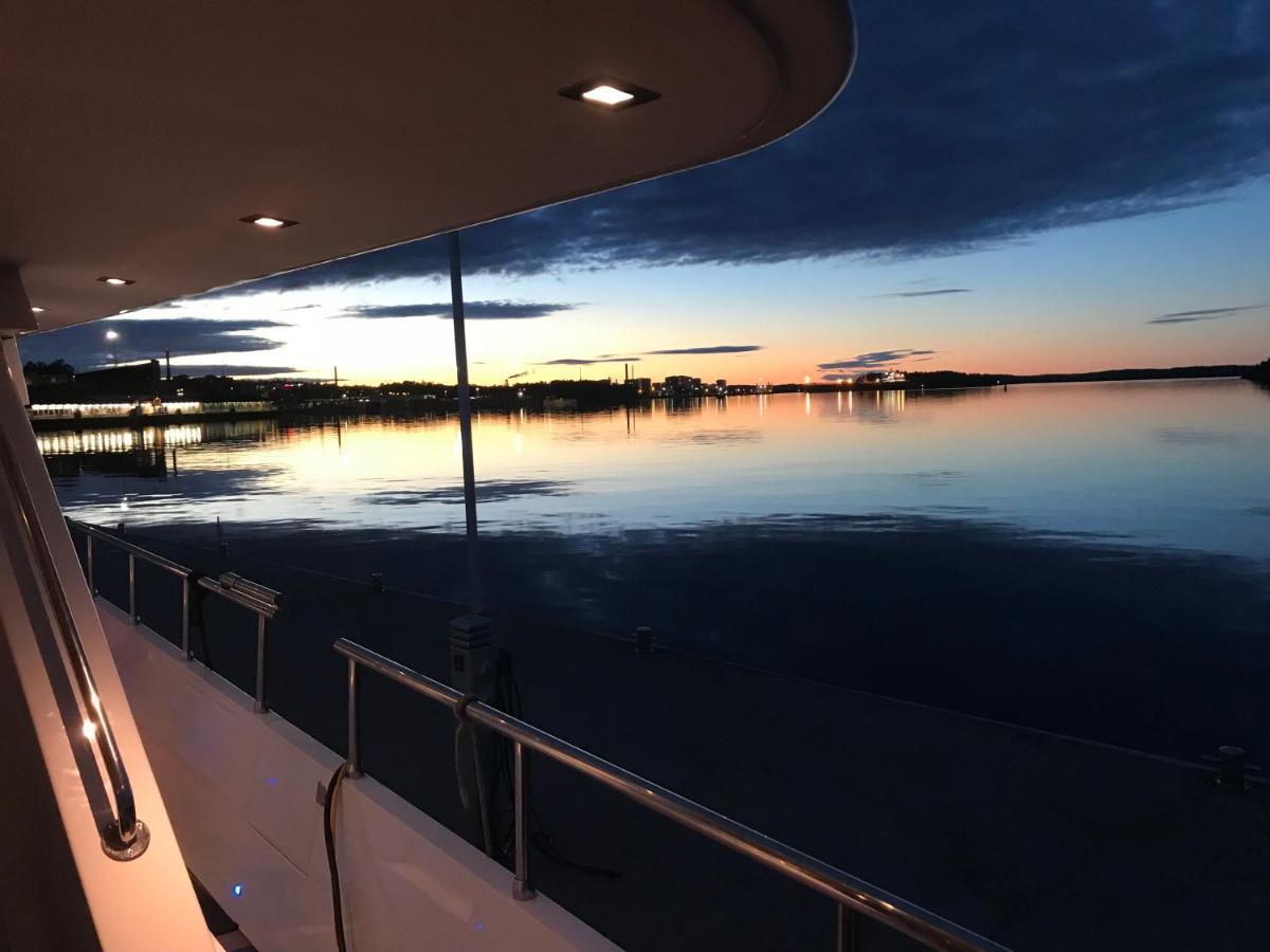 1-3 Bed On A Luxurious Yacht Botel